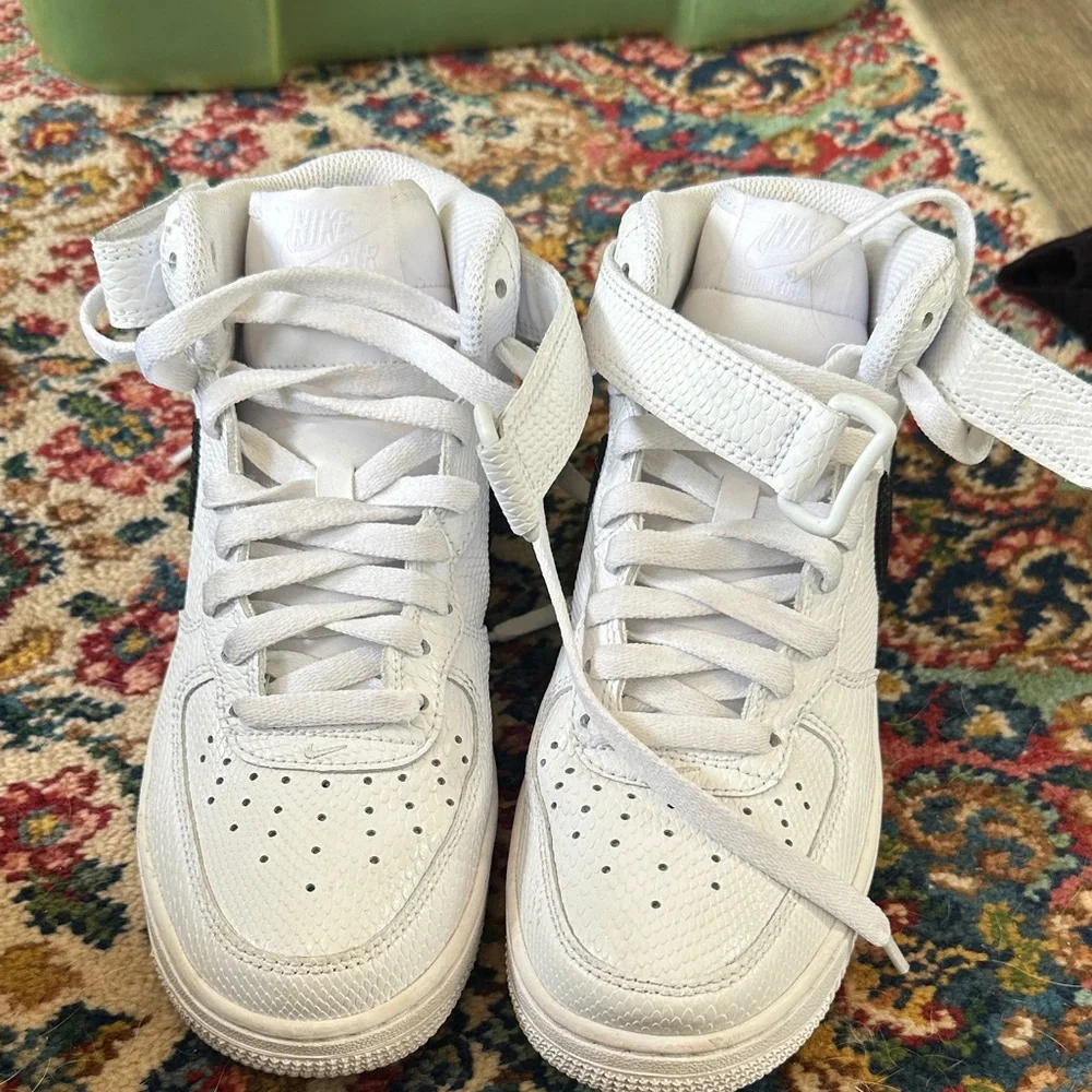 Nike White and Black Women's Sneakers - Picture 4 of 4